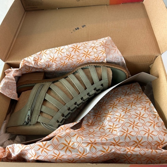 Comfortiva NIB Guille Blossom” Sandal Sage Colored Leather - Picture 2 of 7